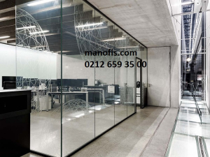 Cam bölme sistemleri ile modern ofis alanı